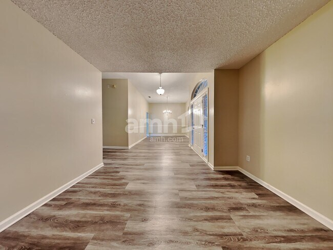 Foto del edificio - 101 N Lake Cunningham Avenue