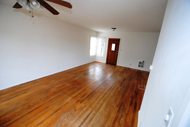 Foto del edificio - **COMING UP IN FEBRUARY**  3BR/1BA LAKEWOOD HOME NEAR MALL $3600.00
