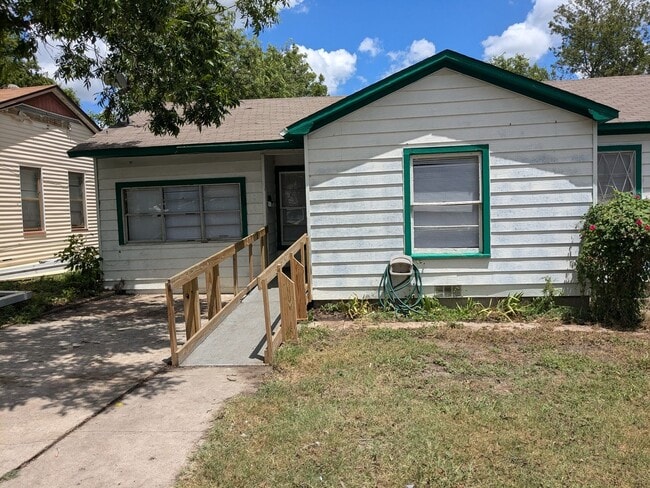 Building Photo - 3 Bed 1 Bath with fenced yard, laundry room, and new HVAC