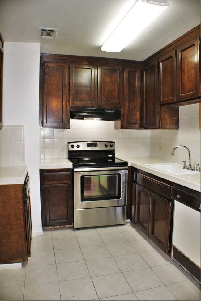 Kitchen - 6808 N Half Moon Dr