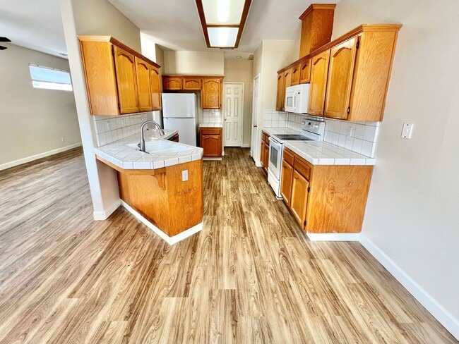Building Photo - $2,495 Armstrong & Tollhouse, 4 bedroom - ...