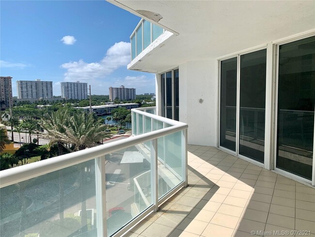 Building Photo - 16425 Collins Ave