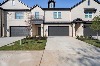 Building Photo - 2221 W Arkansas Ln