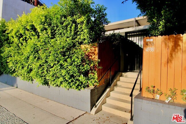 Foto del edificio - 4336 Laurel Canyon Blvd