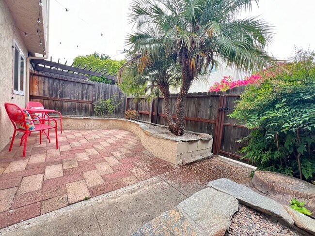 Foto del edificio - 2 Master Bedroom & Bath Plus 1/2 Bath Town...
