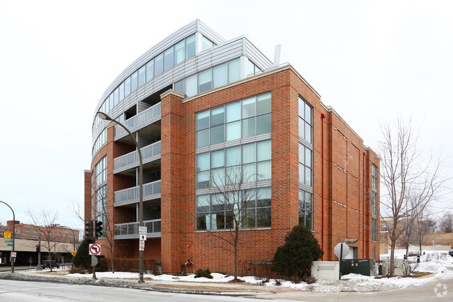 Building Photo - Grand Bend at Green Bay