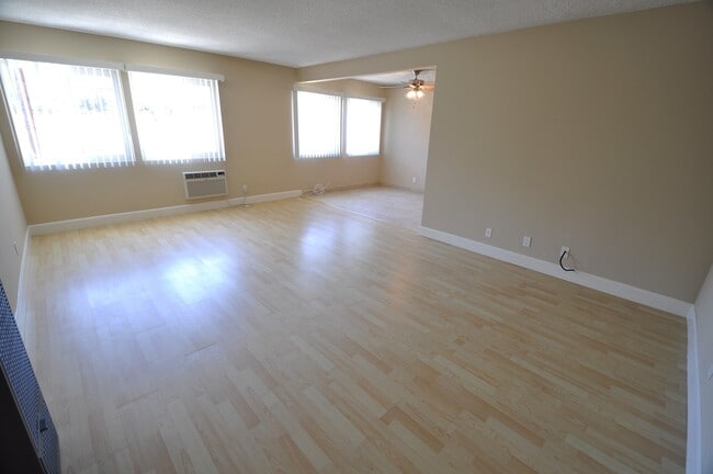 Building Photo - 14025 Moorpark St