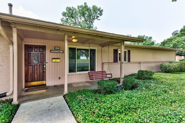 Building Photo - Available for 6 to 12 month lease - 3 bedr...