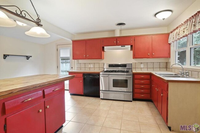 Kitchen - 5726 Cypress St