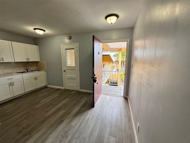 Foto del edificio - 6840 Pembroke Rd