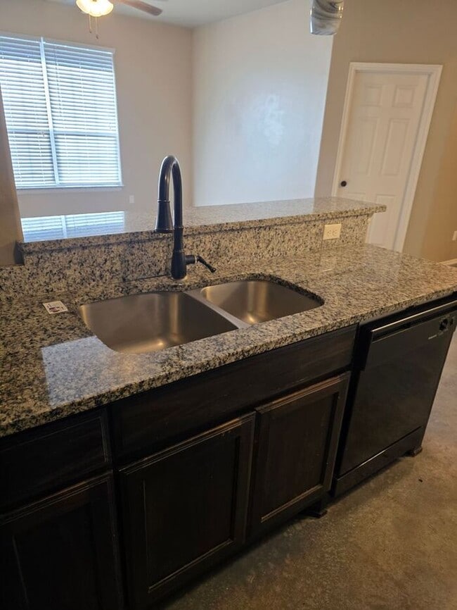 Building Photo - Cute 3 Bed 2 Bath El Reno