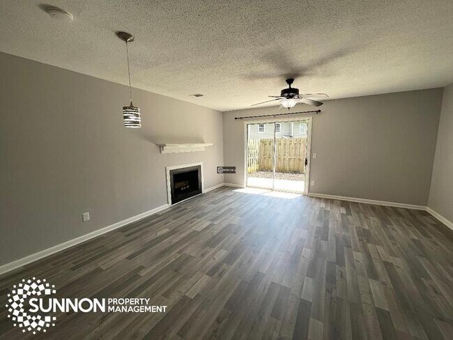 Building Photo - 2 BD, 1.5 Bath Townhome in quiet Heathstea...