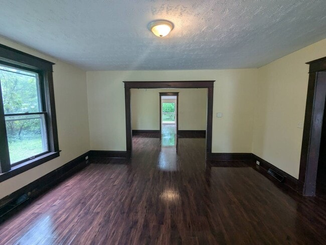 Foto del edificio - 5 Bedroom 2.5 Bath 3 Story House