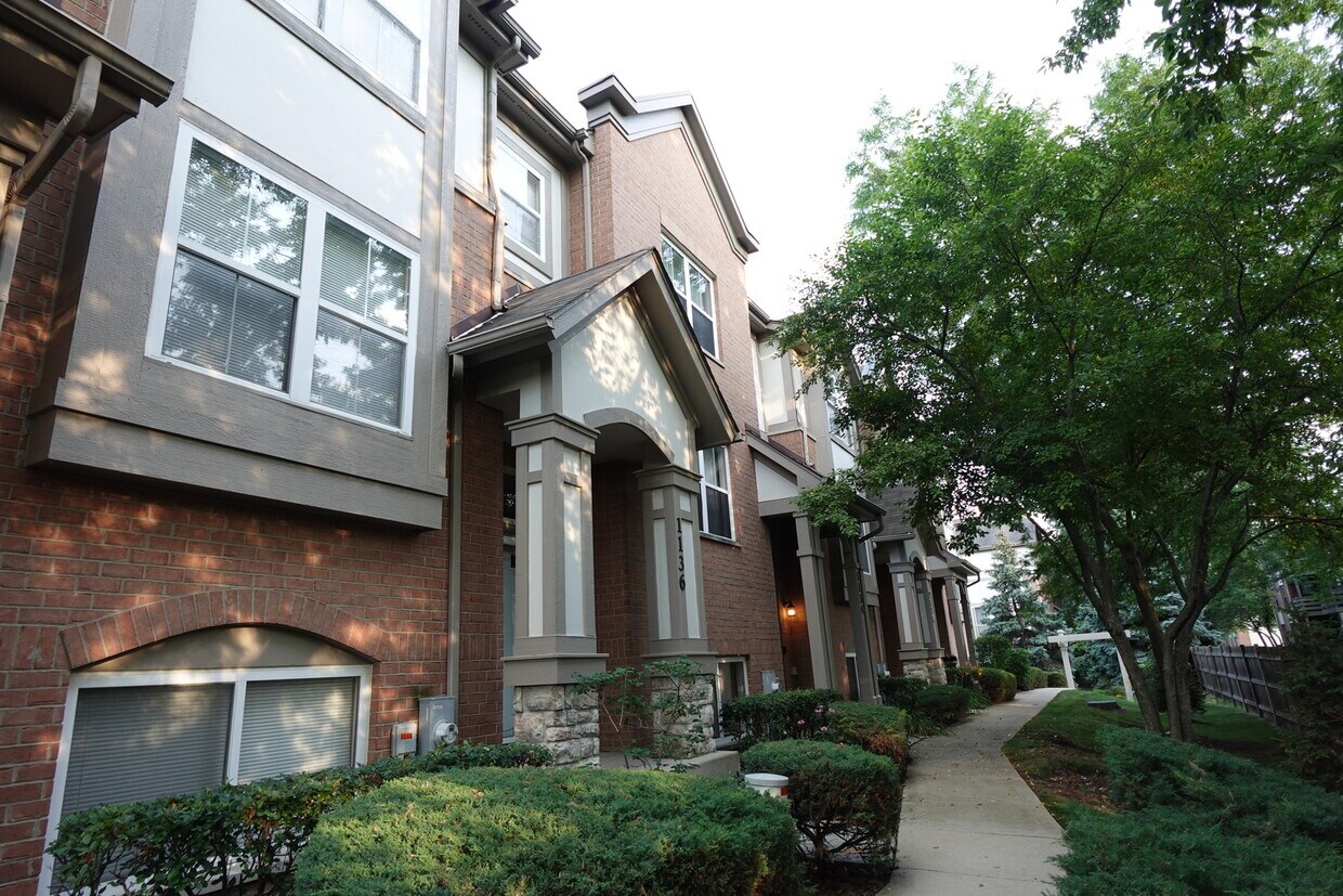 Primary Photo - 1136 N Claremont Dr