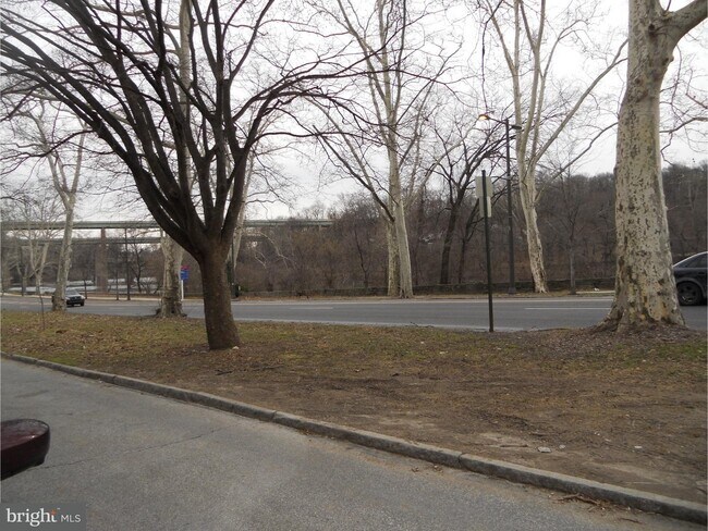 Foto del edificio - 4261 River Rd