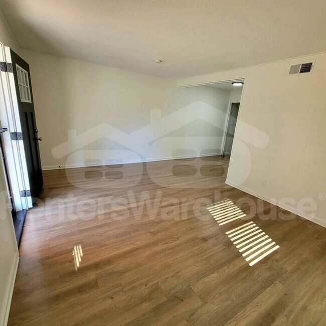 Building Photo - Must See Renovated Home