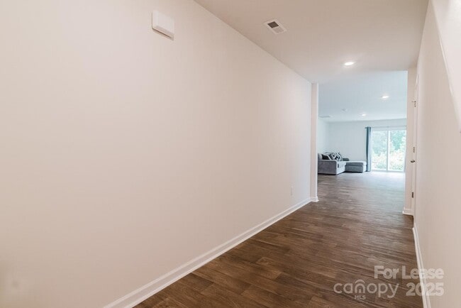 Building Photo - 2226 Redstone Dr