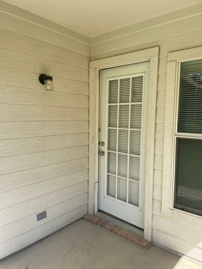 Foto del edificio - 8532 Orleans Ln
