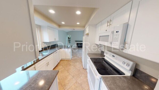 Building Photo - 3 bedroom home in Cambridge available NOW.