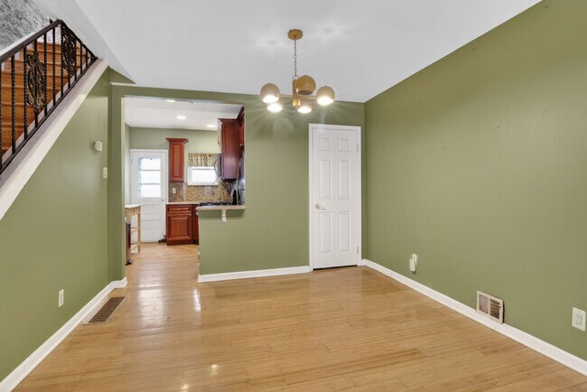 Building Photo - 419 McClellan St