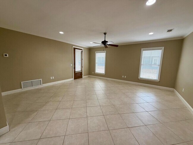 Foto del edificio - 70 Jakes Way