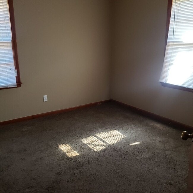 Building Photo - Well Kept Two Bed Room
