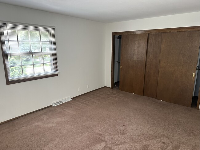 Livingroom1 - 1331 Martha Washington Dr