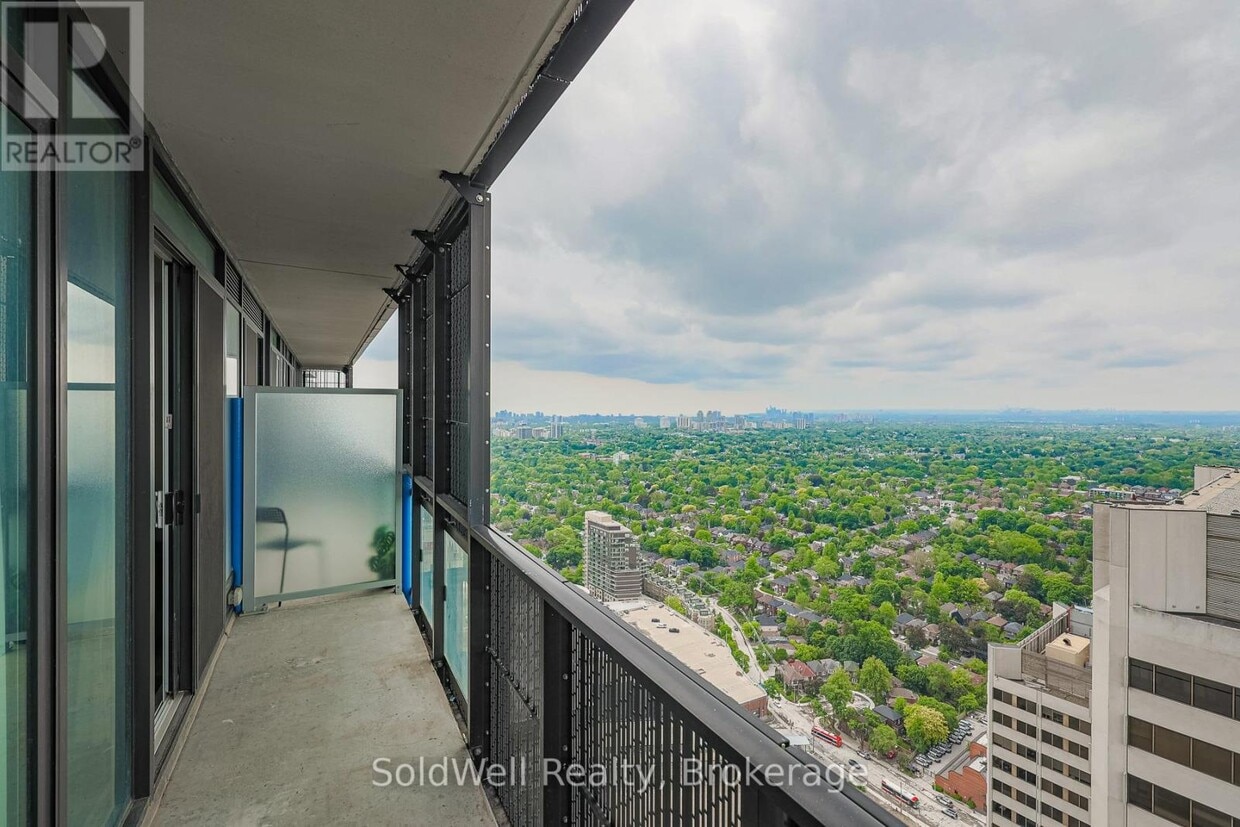 Primary Photo - 3904-3908 EGLINTON Ave