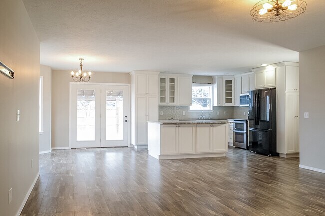 Building Photo - 204 N Maple Crest Dr