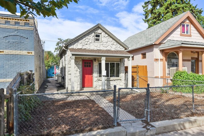 Building Photo - 2 Bedroom single family home in Denver