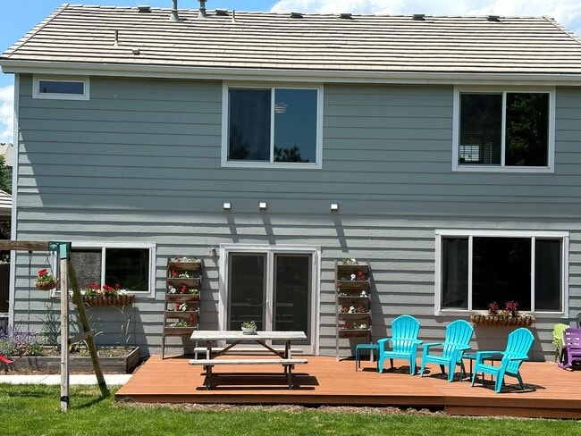 Building Photo - Open floor plan and backs to Open Space! 4...