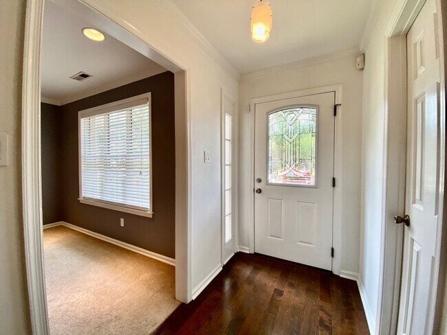 Foto del edificio - Amazing 3 Bedroom Townhome with Fenced Bac...