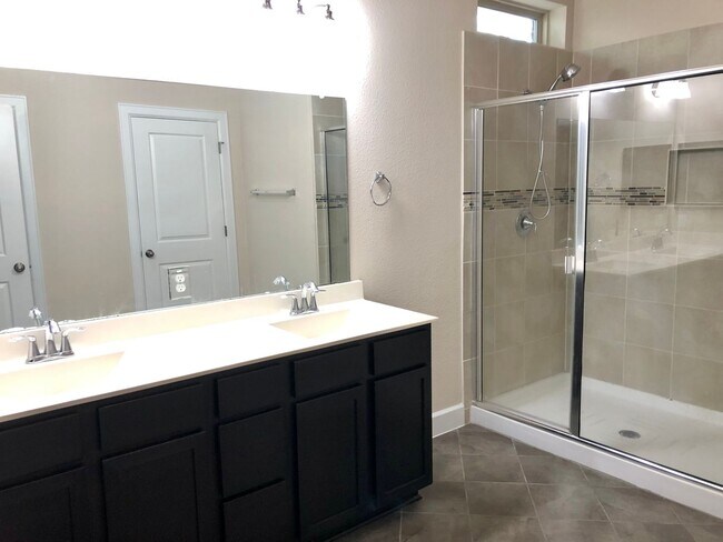 Foto del edificio - Upscale 3 Bedroom 2 Bath with Lots of Space!