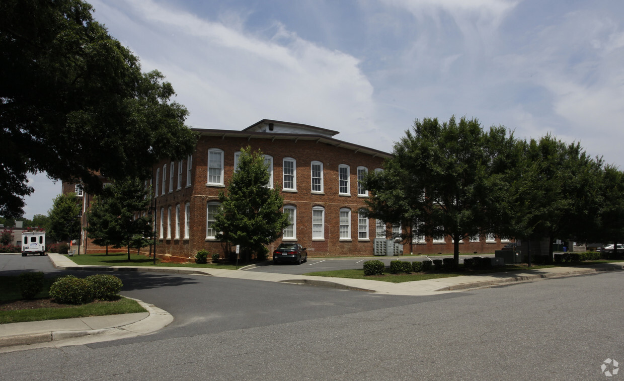 Primary Photo - Courtyard at Highland Park