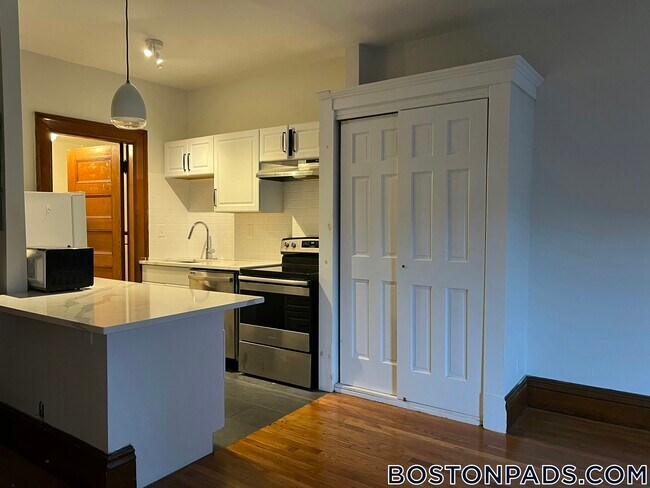 Building Photo - 849 Beacon St