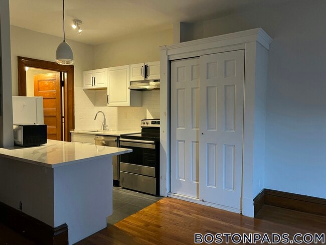 Building Photo - 849 Beacon St