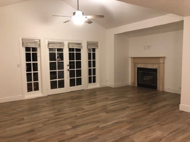Building Photo - 709 Poinsettia Ave