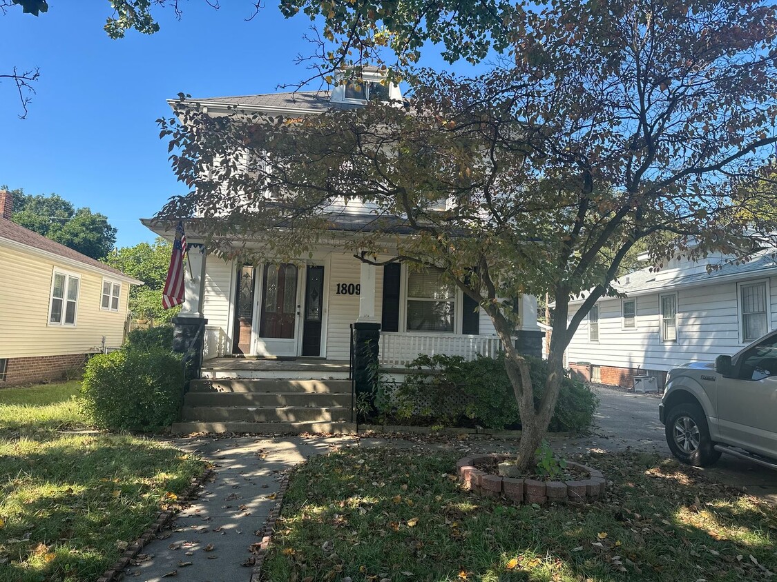 Foto principal - Spacious, southwest side 3 BR/2 BA looking...