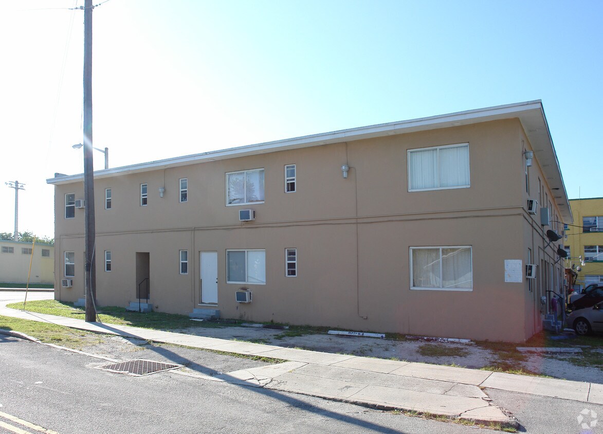Building Photo - 1800 SW 22nd Ave