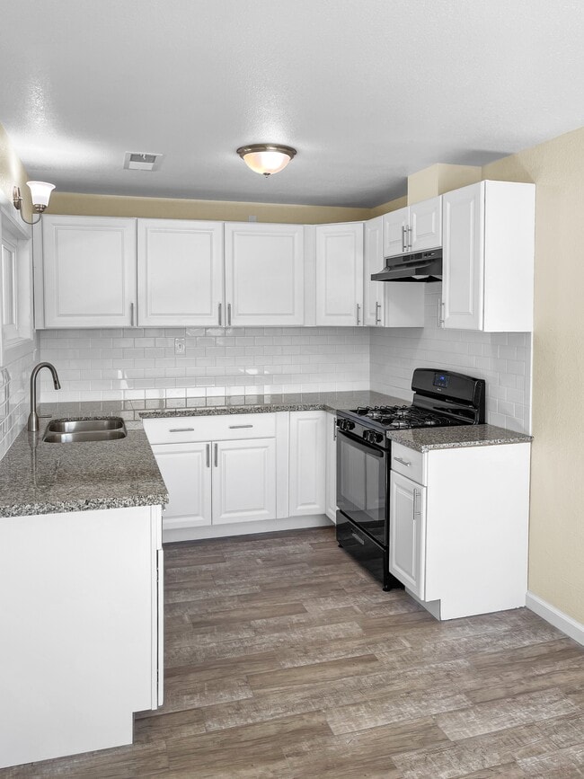 Building Photo - 202 W Lynn Ave