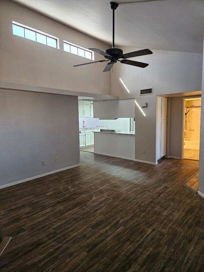Building Photo - 19th Ave/Union Hills condo