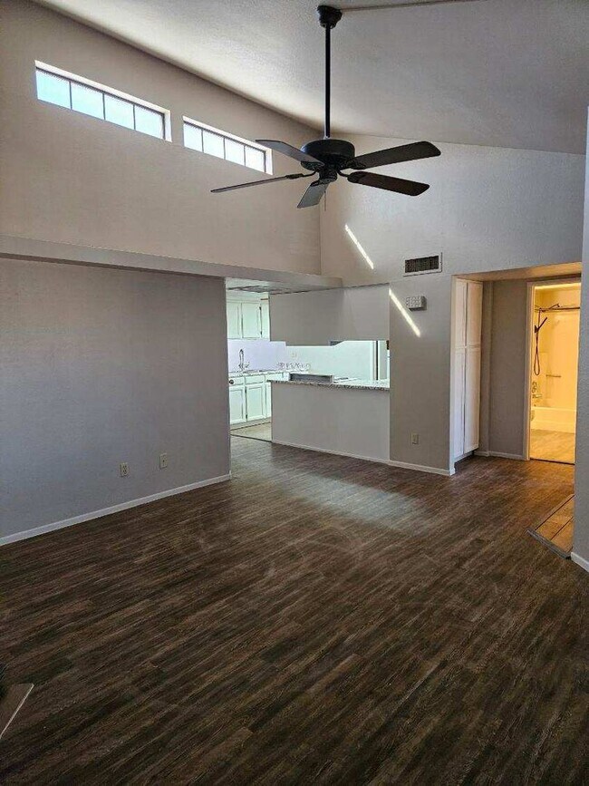 Building Photo - Fantastic 2bdrm condo Union Hills and 19th...