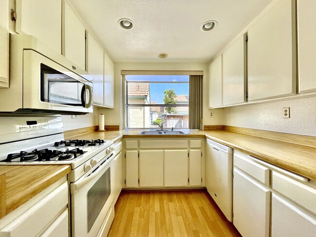 Building Photo - Single Story Townhome in Escondido!