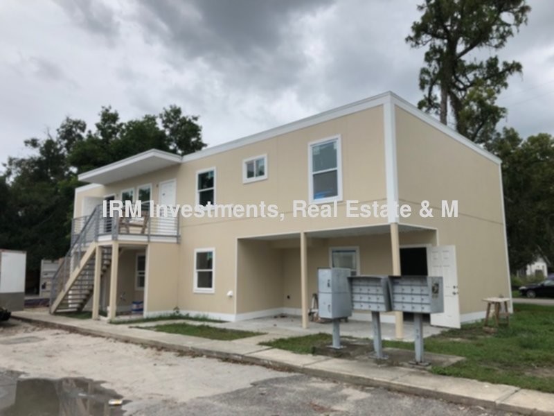 Primary Photo - 300 E Pineloch Ave
