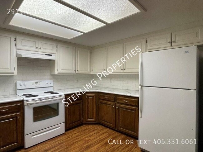 Building Photo - 2913 Village Cir