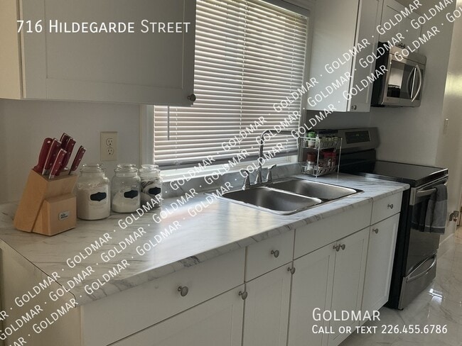 Building Photo - Single level home available in family friendly neighbourhood