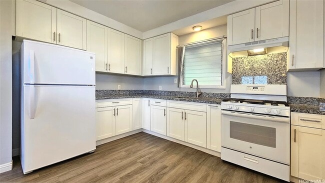 Building Photo - 1767 Puowaina Dr