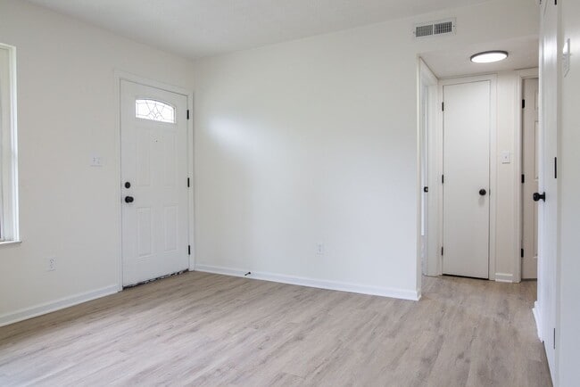 Building Photo - 731 E Deshler Ave