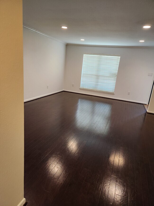 Building Photo - 5845 Doliver Dr