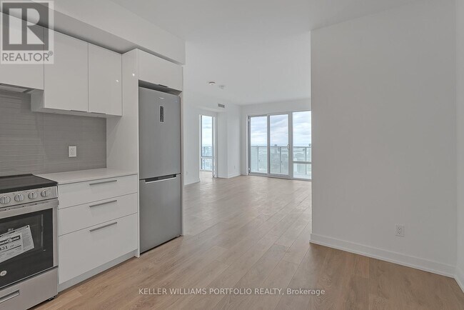 Building Photo - 501 Yonge St